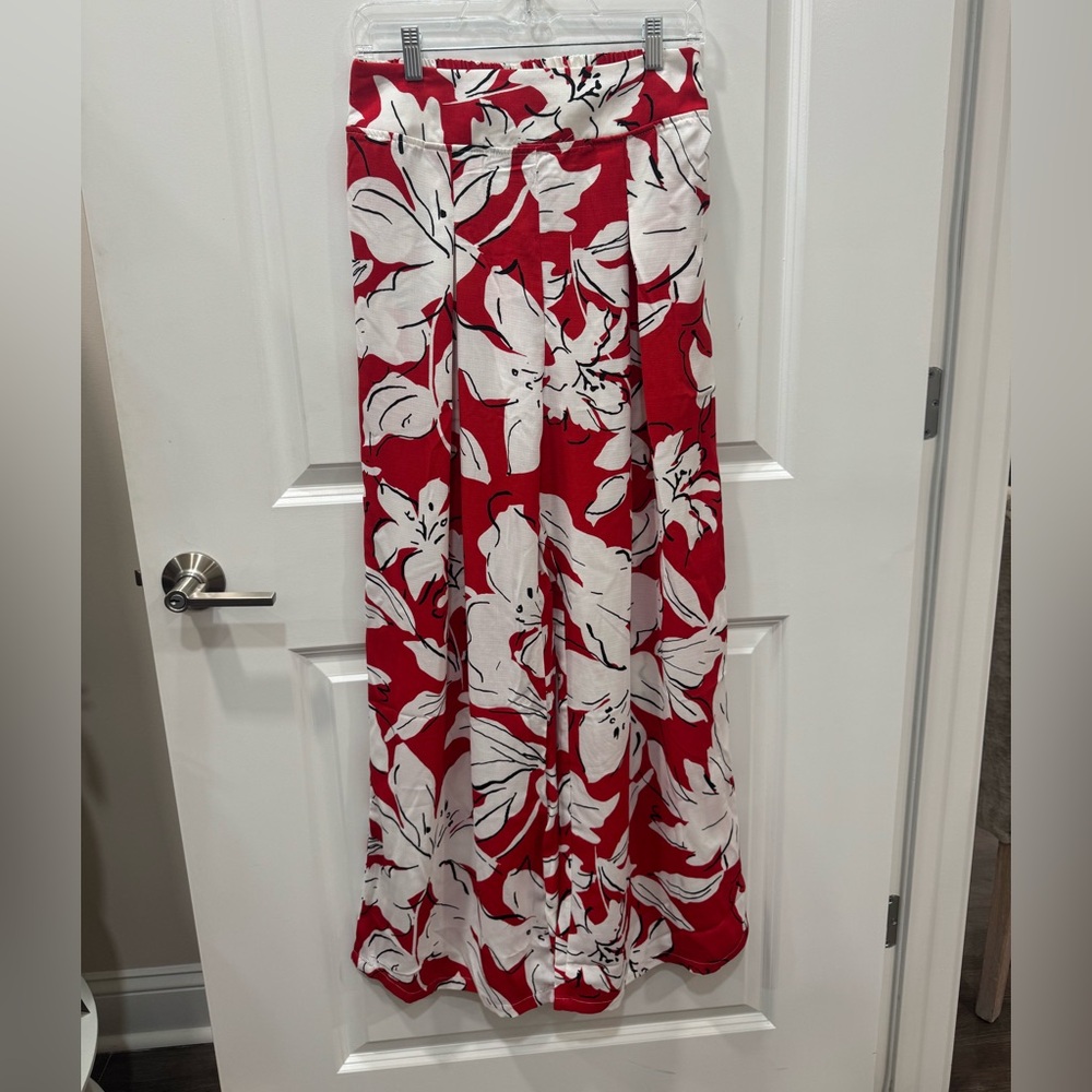 NWT !! Haute Monde Floral Red and White Women's flowy pants. So cute!!